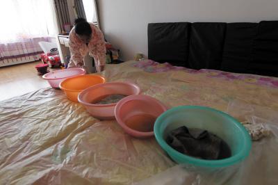 东宁楼上漏水，住户失联，小区没物管，业主维权难！律师来支招……